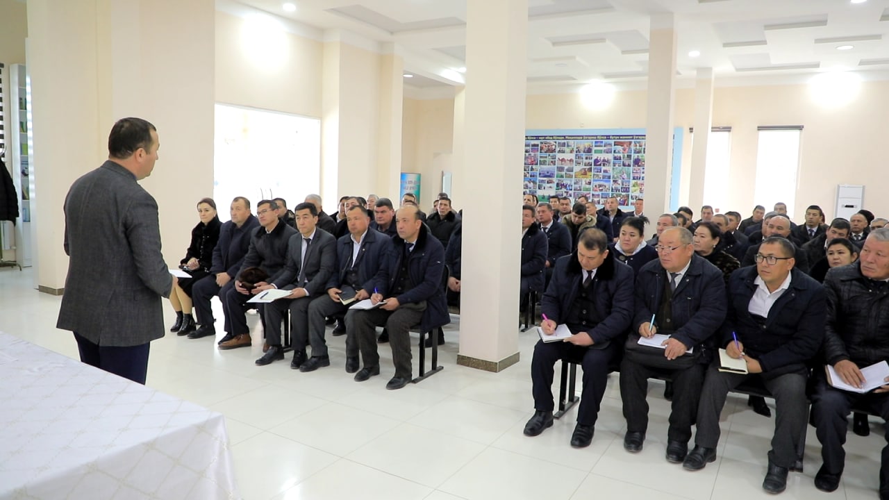 TUMAN HOKIMI MAKTAB DIREKTORLARI BILAN UChRAShIB, TAʼLIM SIF