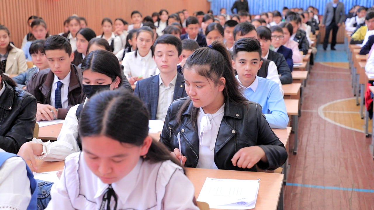 XORIJIY TILLARNI OʻQITISh BOʻYIChA ENG YaXShI MAKTAB ANIQLAN
