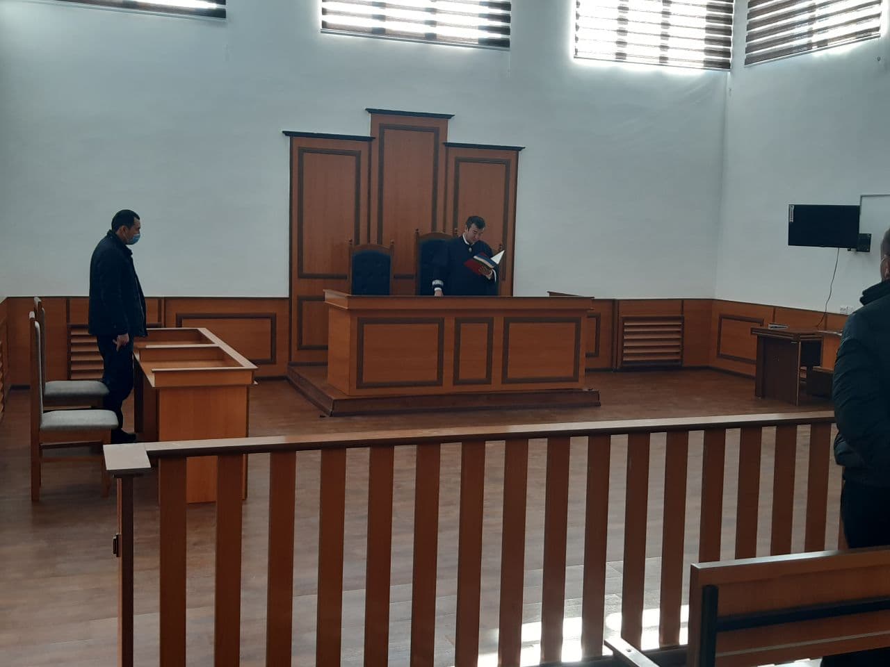 ОЧИҚ СУД МАЖЛИСИДА ЙЎЛ-ТРАНСПОРТ ҲОДИСАСИГА ДОИР ИШ КЎРИЛДИ