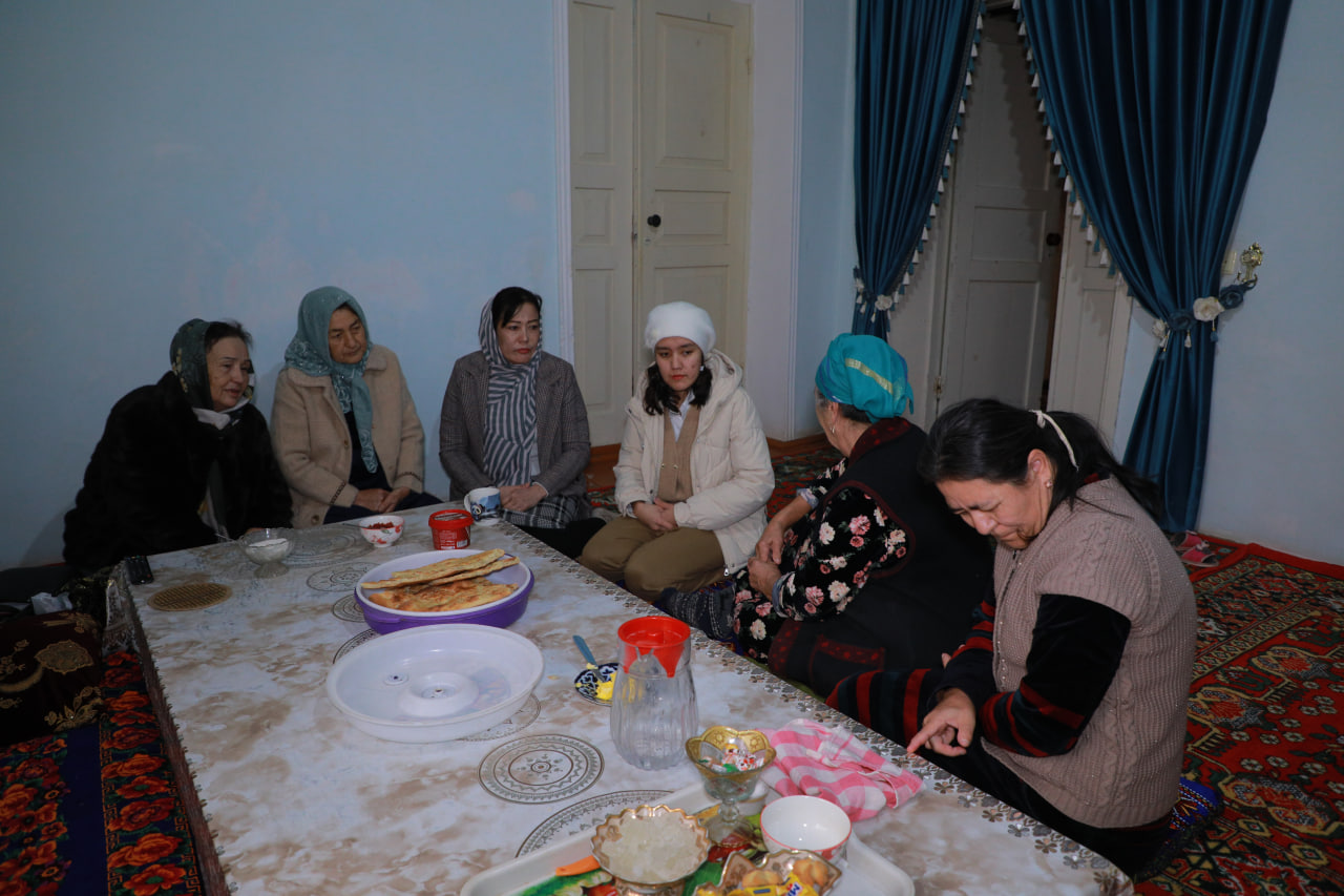 DEPUTAT XONIMJON RAJABOVA NOGIRONLIGI BOʻLGAN FUQAROLAR BILAN UChRAShDI