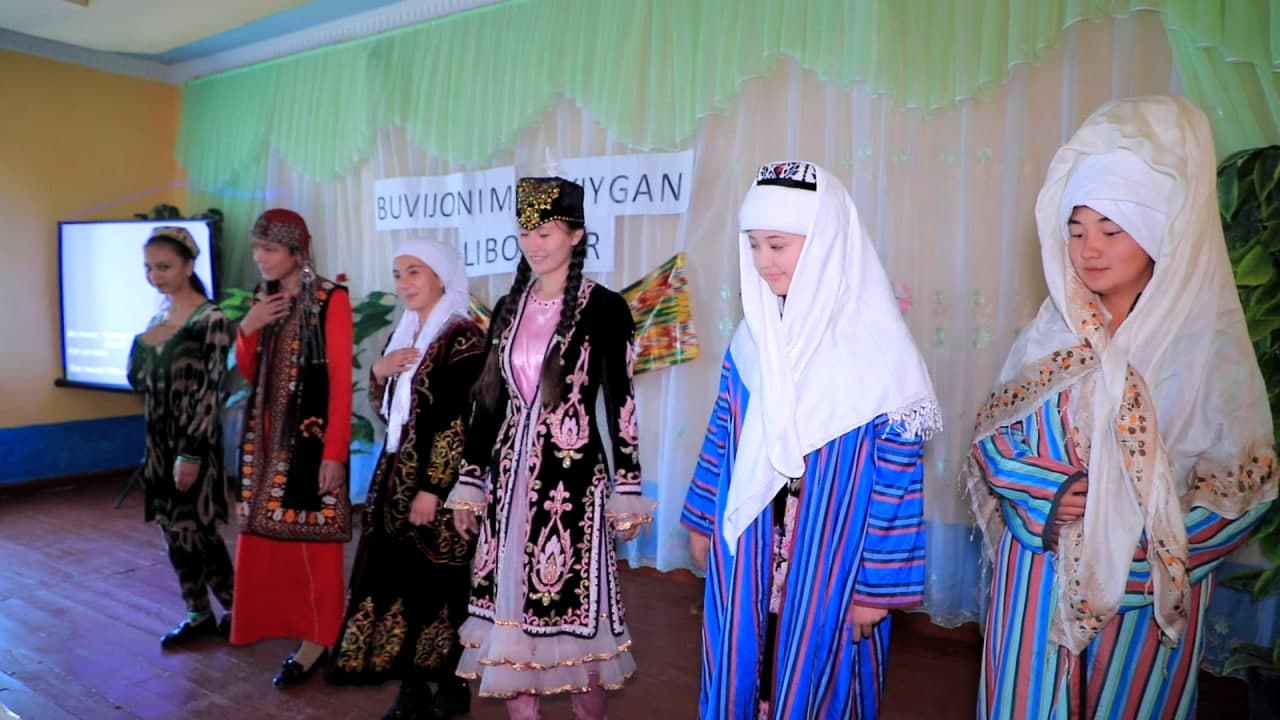 “BUVIJONIM KIYGAN LIBOSLAR” TADBIRIDA MILLIY LIBOSLAR NAMOYI