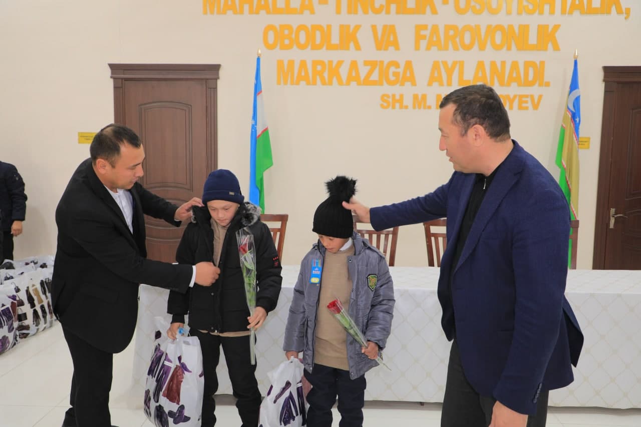 Эҳтиёжманд оилалар фарзандларига қишки кийим-бош берилди