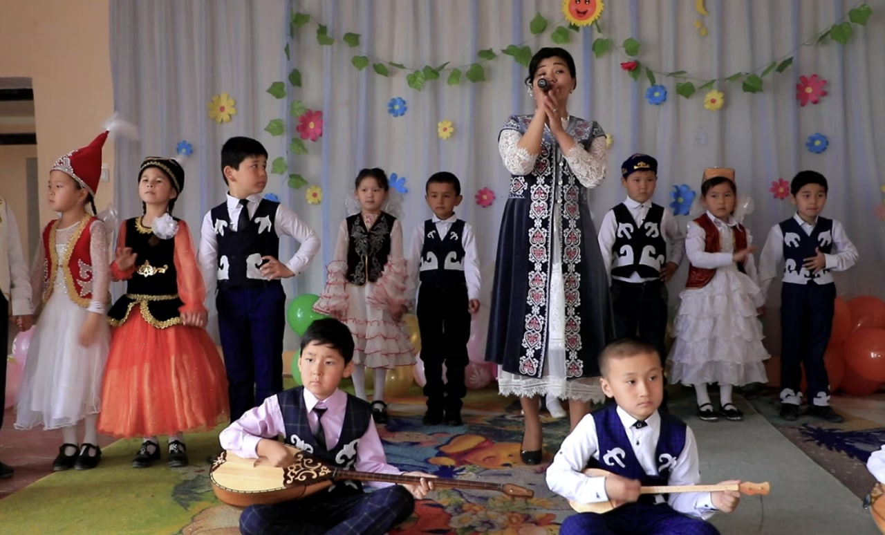 Qoratovdagi 14-maktabda qozoq xalqining milliy marosimiga ba