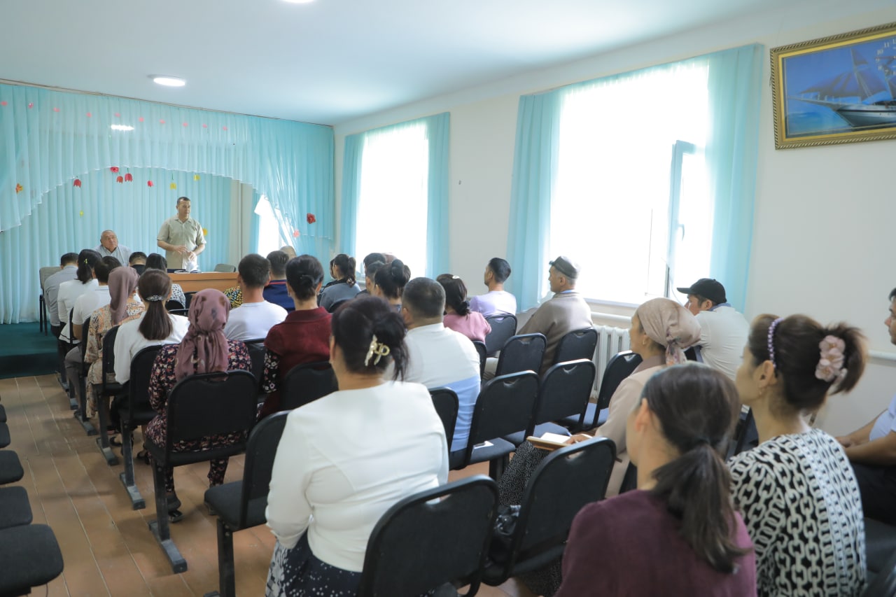 Bosuv mahallasida tuman hokimining yoshlar bilan navbatdagi 