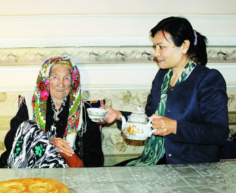 IKKI ASR YuZINI KOʻRGAN MOMO
