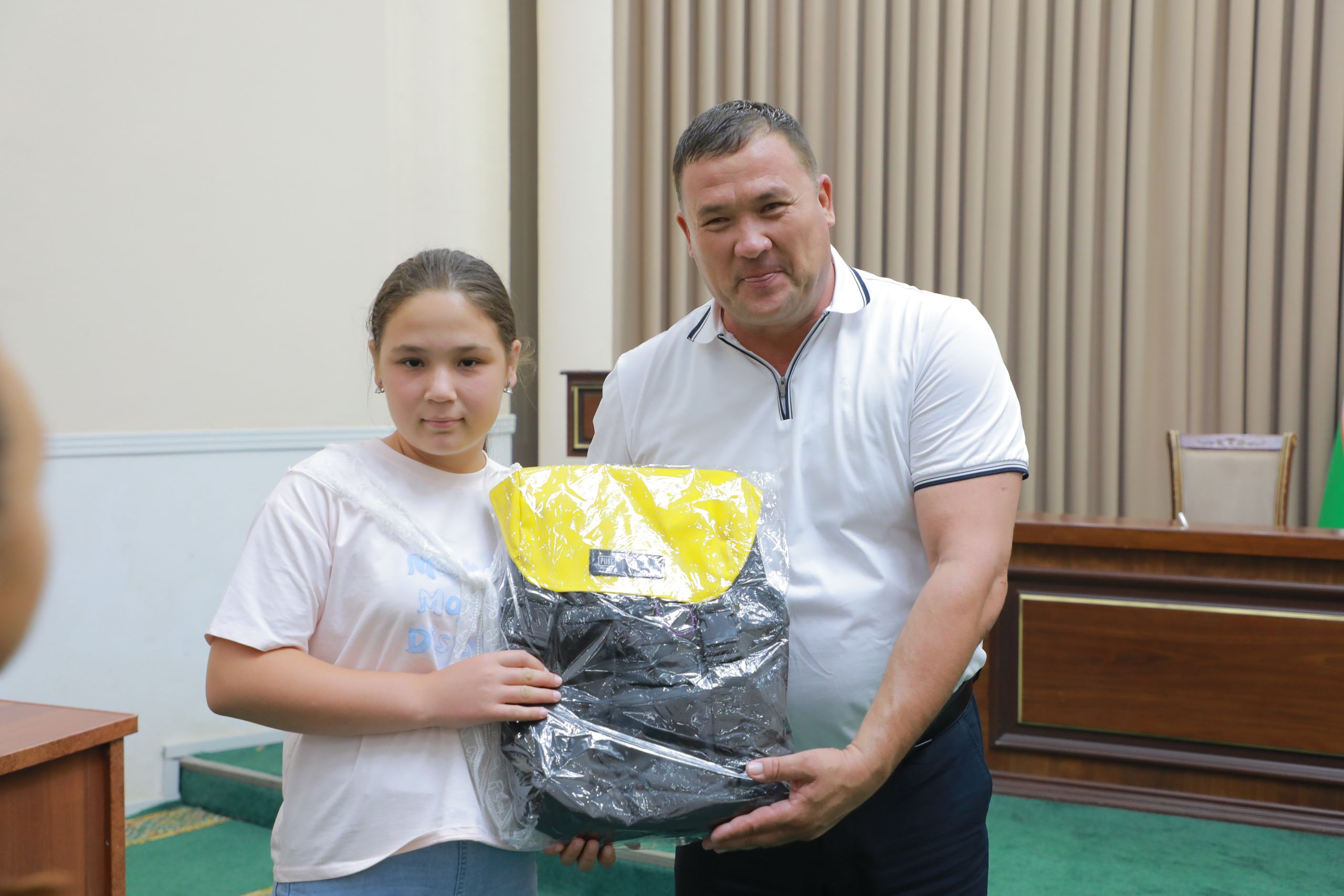 Амударё туманида аълочи ўқувчиларга ўқув қуроллари совға қилинди