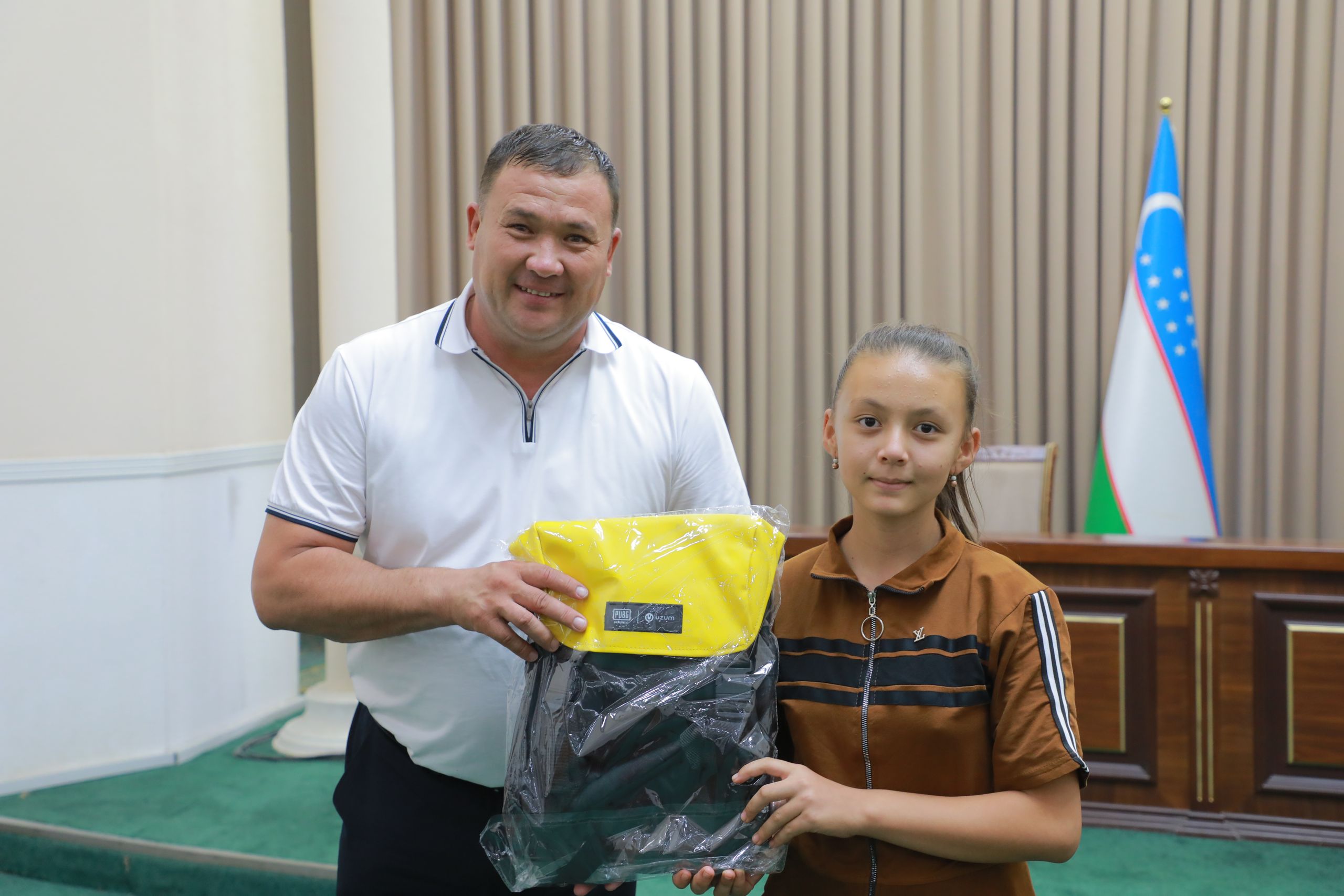 Амударё туманида аълочи ўқувчиларга ўқув қуроллари совға қилинди