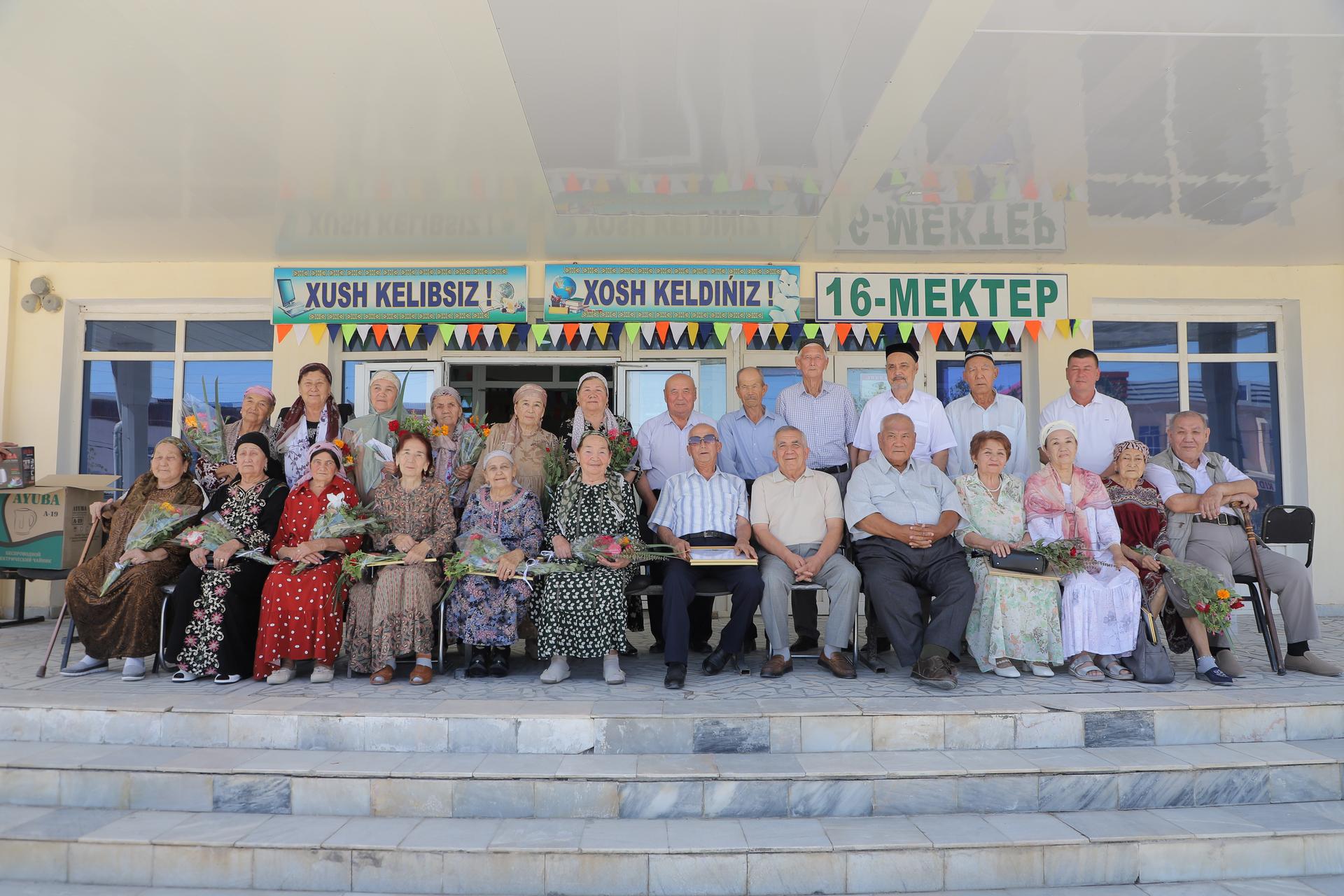 Sinfdoshlar 60-yildan keyin yana maktab binosida diydorlashd