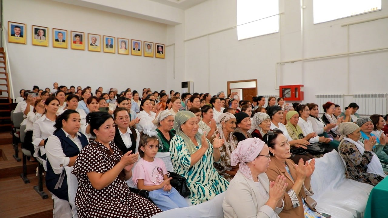 Sahna orqali fikrlashuv: muhokama markazida – ayol huquqlari