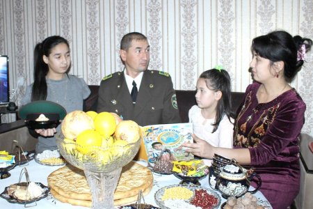 Чегарачи Элдор Абримов Манғитдаги ҳарбийлар учун қурилган хи