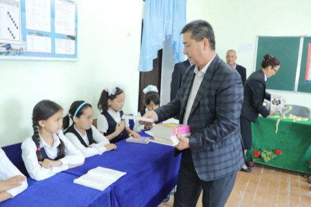 Тиббиёт бирлашмаси бош шифокори ўзи ўқиган мактабга китоб со