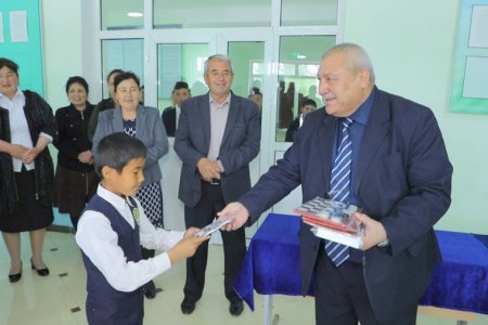 Халқ қабулхонаси мудири ўзи ўқиган мактабга китоблар ва спор