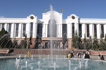 Туман ҳокимлиги биноси олдида янги фаввора ишга туширилди (+