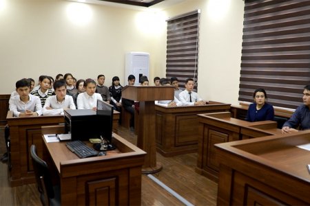 МАКТАБЛАP ЎҚУВЧИЛАPИ МАЪМУPИЙ ИДОPАЛАPГА САЁҲАТГА БОPИШДИ