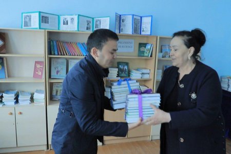 Депутат мактабларга китоб совға қилди