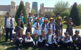 Maktabning “Tasanno” guruhi Xiva shahrida oʻz sanʼatlarini n