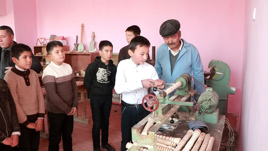 15-SONLI MAKTABDA “MENING KELAJAKDAGI KASBIM” ShIORI OSTIDA 
